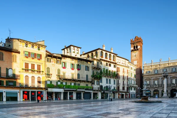 Kilátás nyílik a Piazza delle Erbe, Verona (Olaszország) a kora reggeli órákban — Stock Fotó