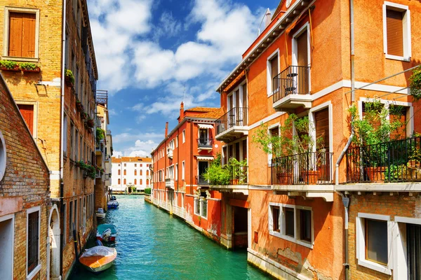 Coloridas fachadas de casas antiguas y el Canal de Río Marín, Venecia — Foto de Stock