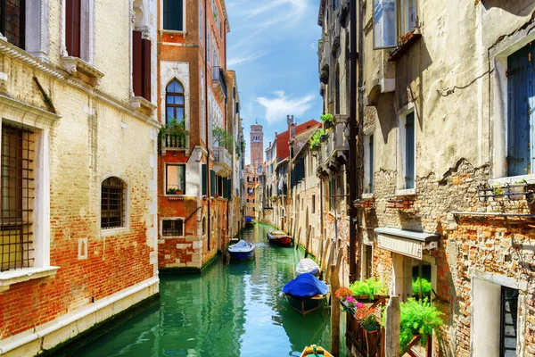 The Rio di San Cassiano Canal with boats in Venice, Italy — 图库照片