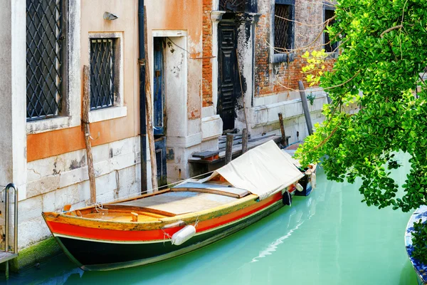 Boat parked beside old house on Rio de S. Cassan Canal, Venice — Stock Fotó