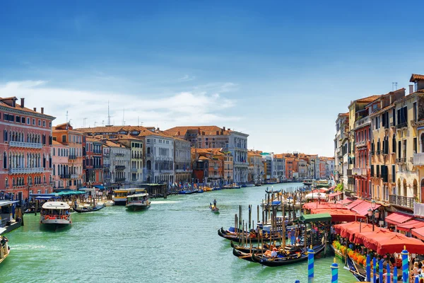 Vista do Grande Canal da Ponte Rialto em Veneza, Itália — Fotografia de Stock