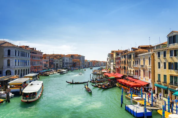 Bela vista do Grande Canal da Ponte Rialto, Veneza — Fotografia de Stock
