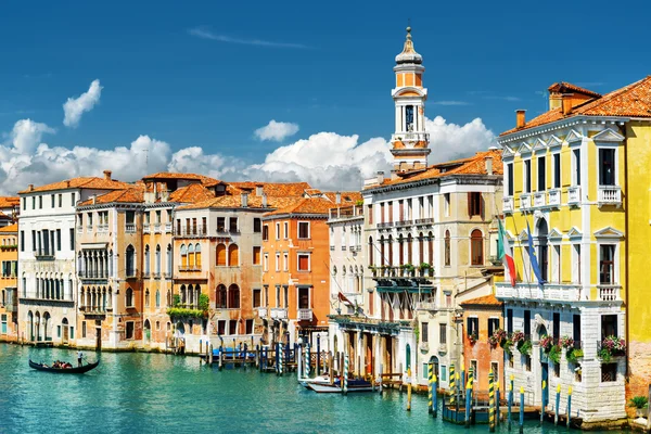 Facciate colorate di case medievali e Canal Grande, Venezia — Foto Stock