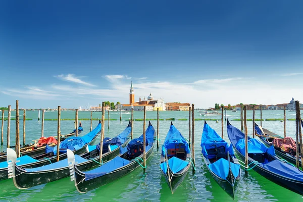 Vista de las góndolas sobre la laguna veneciana, Venecia, Italia — Foto de Stock