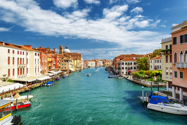 Bella vista sul Canal Grande con barche a Venezia Foto Stock