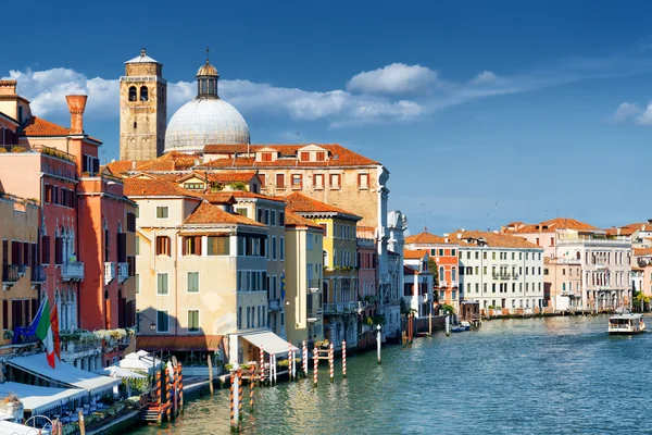 Blick auf bunte Häuserfassaden und den Canal Grande, Venedig — Stockfoto