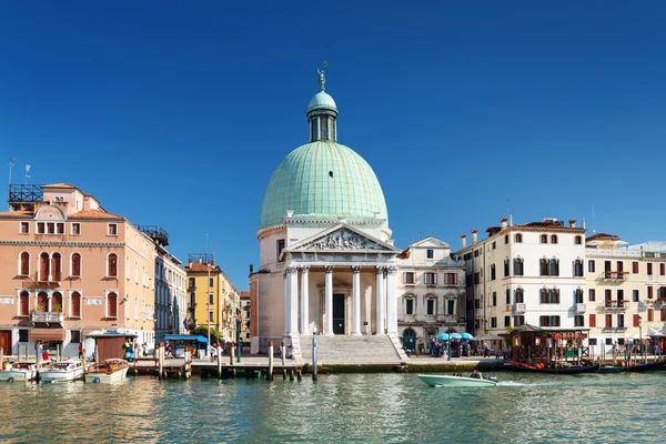 O San Simeone Piccolo em fundo céu azul. Veneza, Itália — Fotografia de Stock