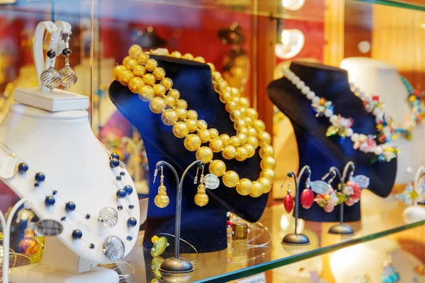 Jewelry from Murano Glass in shop window, Venice, Italy — Stockfoto