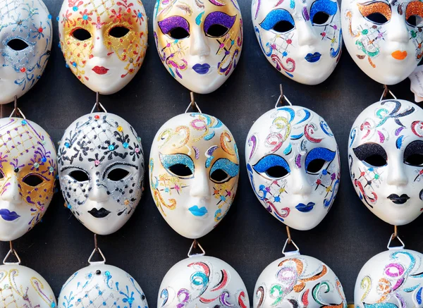 Venetian masks in shop on the Rialto Bridge in Venice, Italy — Stock fotografie