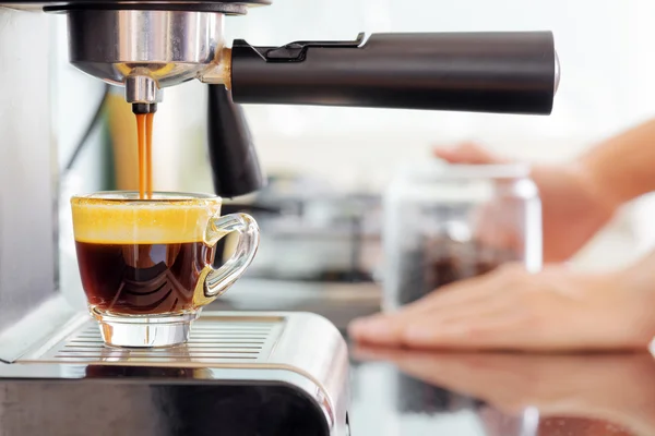 Espresso coffee machine in kitchen. Coffee pouring into cup — Stock Photo, Image