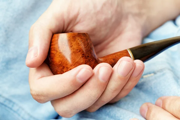 Man holding smoking pipe in hand. Closeup — Stock Fotó