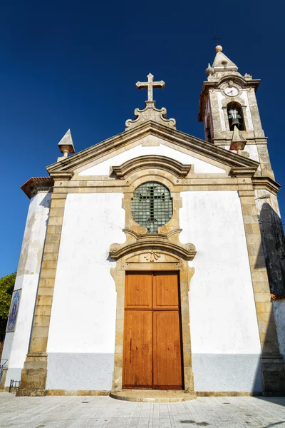 Façade de l'église de Santa Marinha avec clocher à Porto — Photo