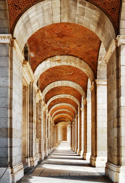 Průjezd oblouky a sloupy do královského paláce Madri — Stock fotografie