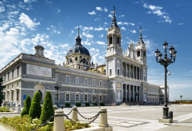 La Almuden Royal Saint Mary Katedrali görünümünü yan