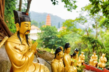 Altın Buda heykelleri bir kırmızı pagoda ve orman arka plan üzerinde ben