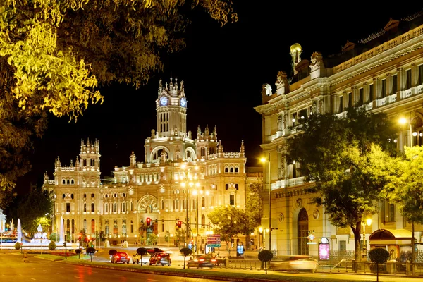 Nacht uitzicht van de Cybele paleis (Palacio de Cibeles) op de Cybe — Stockfoto