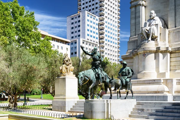 Vista de la escultura de piedra de Miguel de Cervantes y sc bronce — Foto de Stock