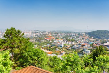 Kiremit ev ve mavi gökyüzü arka plan Vietnam Da Lat City (Dalat) güzel bir görünüm
