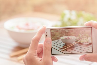 Sığır şehriye çorbası Vietnam sokak kafede fotoğrafını