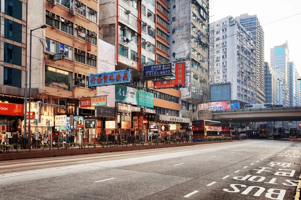 Hong Kong の中央の通りに古い建物 — ストック写真