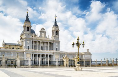 Saint Mary Katedrali La Almudena Royal sağa sola görüntülemek