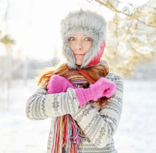 Winter portret van een jonge vrouw in bont hoed — Stockfoto