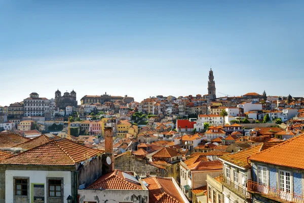 Färgade fasader och tak av hus i Porto, Portugal. — Stockfoto