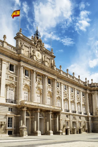 View of the south entrance to the Royal Palace of Madrid on the — Stock Photo, Image