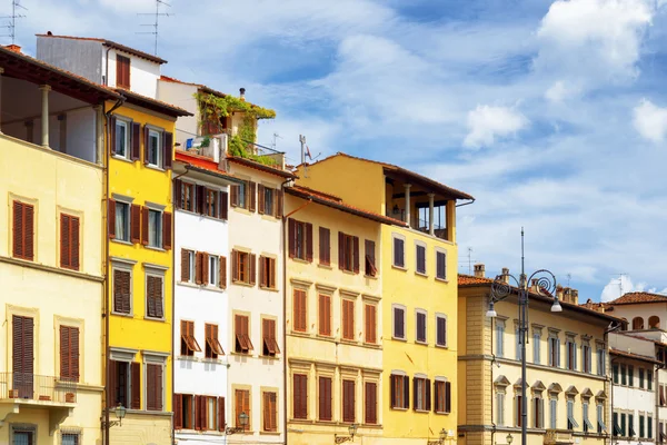 Wajah-wajah rumah abad pertengahan di Piazza Santa Croce, Florence — Stok Foto