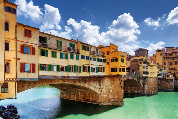 Side view of medieval bridge Ponte Vecchio in Florence, Italy — Stockfoto