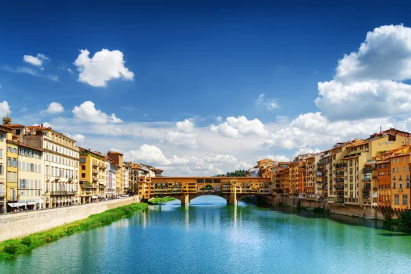 Vista da Ponte Vecchio e do Rio Arno em Florença, Itália — Fotografia de Stock