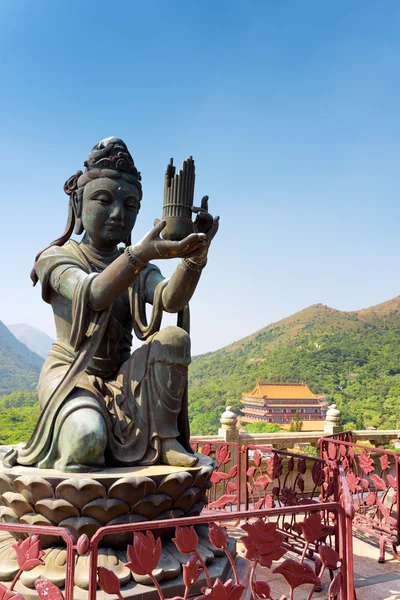 Una de las estatuas budistas alabando y haciendo ofrendas a la Tia —  Fotos de Stock