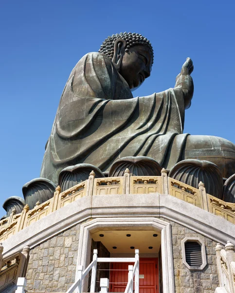 Tian Tan Buddha and red doors leading into a temple under the br — Φωτογραφία Αρχείου