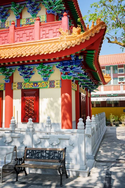 Bench in the shade of trees near the Buddhist temple of the Po L — 图库照片