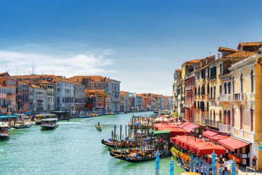 Rialto Köprüsü'nden büyük kanal manzarası. Venedik, İtalya