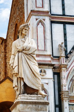 Dante Basilica Santa Croce önünde heykeli. Floransa