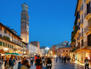 Torre dei Lamberti ve Piazza delle Erbe Verona, İtalya