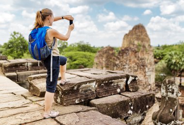 Angkor, Kamboçya'da fotoğraf çekerken sırt çantası ile turizm
