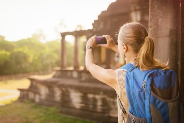 Kadın turist alarak resim Wat Angkor Kamboçya'da