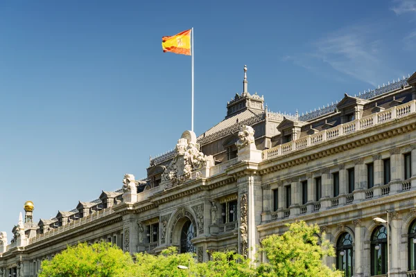 Flag of Spain fluttering on building of Bank of Spain in Madrid — Stock Photo, Image