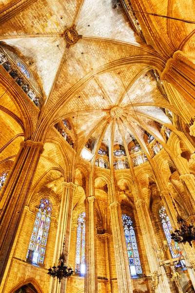 在西班牙巴塞罗那大教堂内部的哥特式拱门 — 图库照片