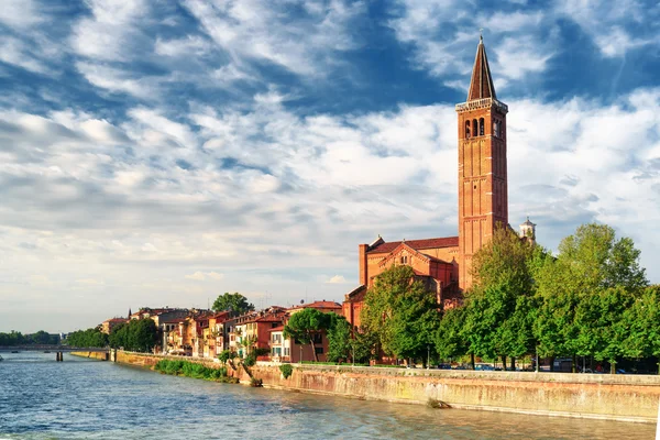Widok na kościół Santa Anastasia od rzeki Adige, Verona — Zdjęcie stockowe