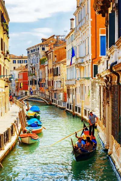 Wisatawan melakukan perjalanan di gondola, Rio Marin Canal, Venesia, Italia — Stok Foto