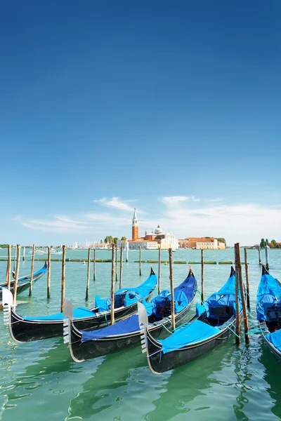 Varias góndolas aparcadas junto a la Riva degli Schiavoni, Venecia — Foto de Stock