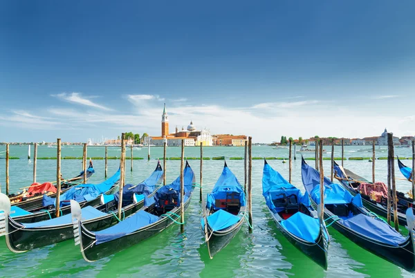Una fila de góndolas aparcadas junto a la Riva degli Schiavoni. Venecia — Foto de Stock