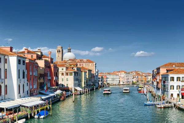 Kilátással a Canal Grande csatornára és a színes középkori házak, Velence — Stock Fotó