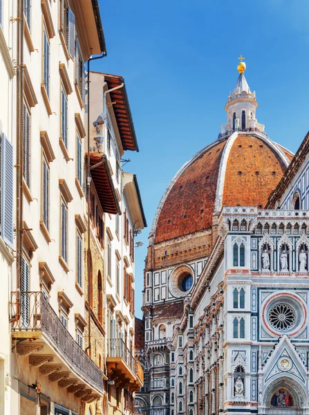 Koepel van de kathedraal van Florence op blauwe hemelachtergrond, Italië — Stockfoto