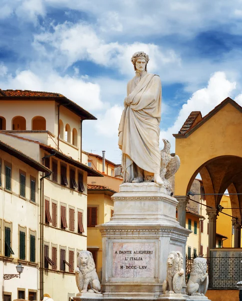 Statue de Dante Alighieri sur la Piazza Santa Croce à Florence — Photo