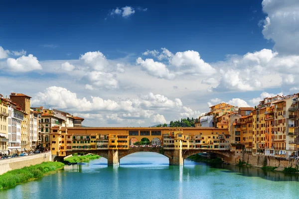 Podul medieval Ponte Vecchio și râul Arno, Florența — Fotografie, imagine de stoc