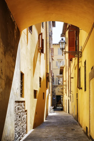 Vista de la estrecha calle medieval en el centro histórico de Florencia — Foto de Stock